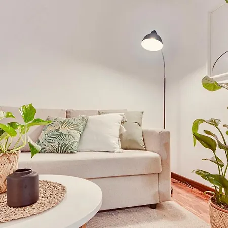 Quiet Marina Gardens Apartment